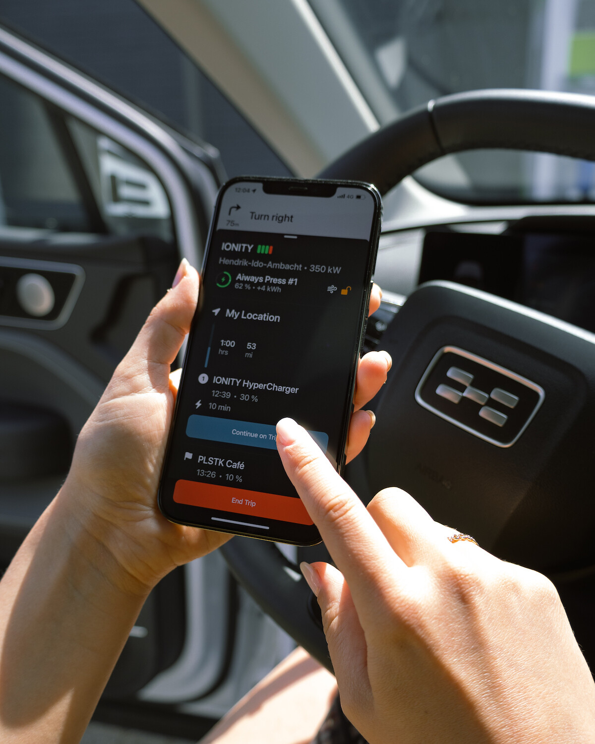 Aiways partners with PUMP - Steering wheel- mobile device - 15 June 2022 Aiways werkt samen met PUMP laadplanning